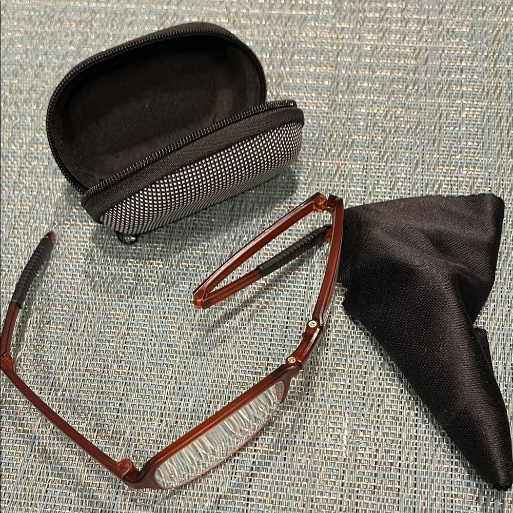 Stylish ‘Cheater’ Eyeglasses